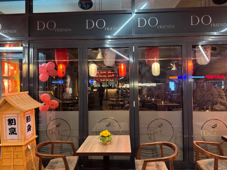 Gemütlicher Außenbereich von Do Friends in Hamburg – ideal für ein entspanntes Essen im Freien