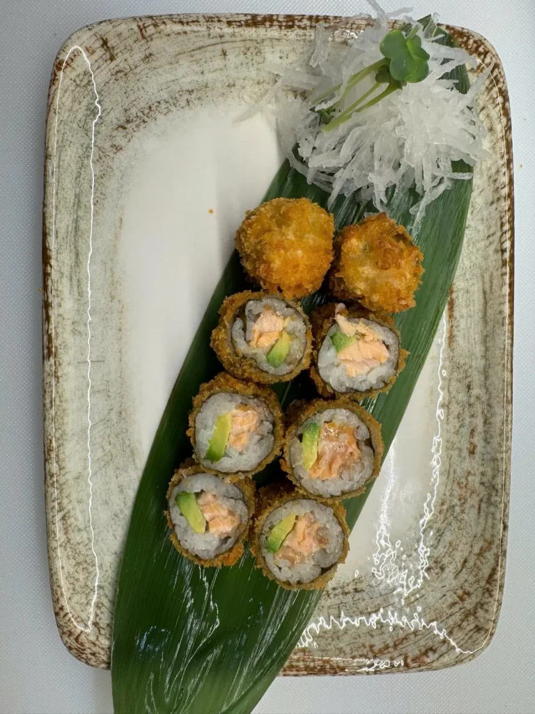 Gebackenes Sushi mit zartem Lachs und knuspriger Kruste – eine Spezialität im Do Friends Restaurant Hamburg