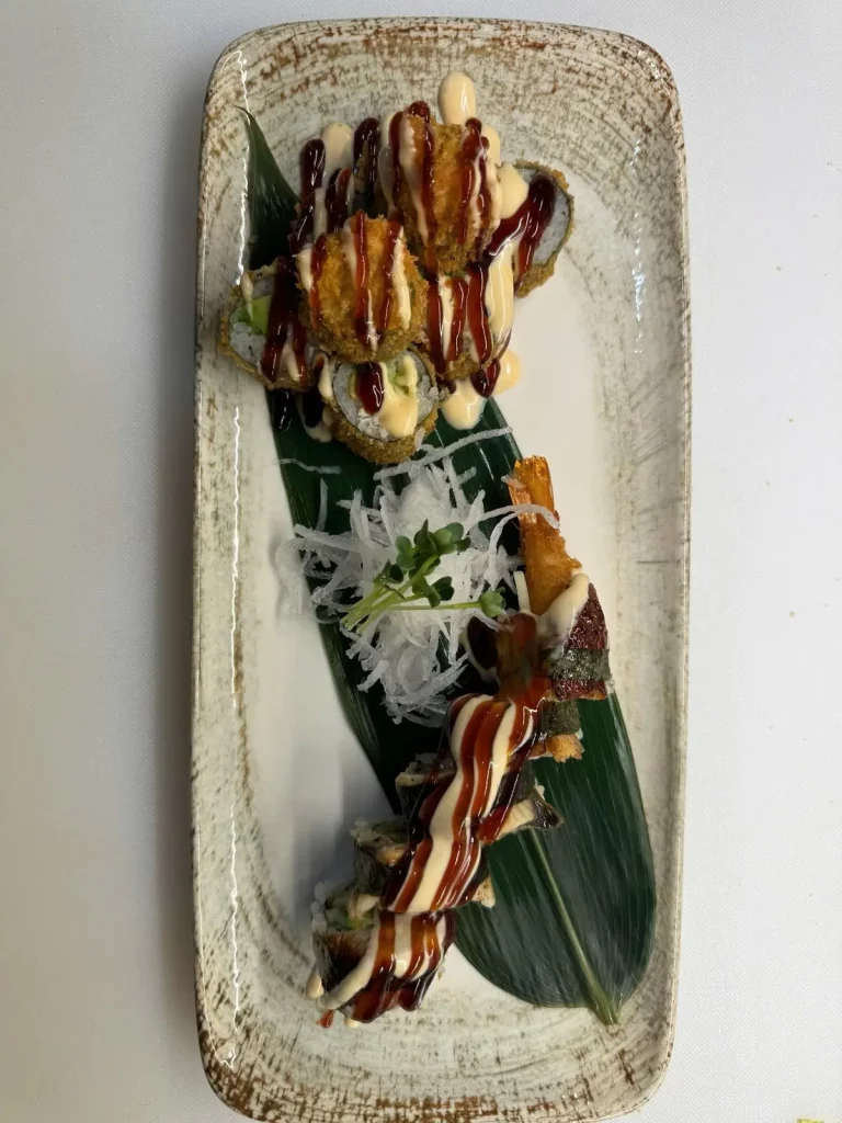 Delikates Sushi mit knusprigen Tempura-Garnelen und Gemüse, frisch zubereitet im Do Friends Restaurant Hamburg