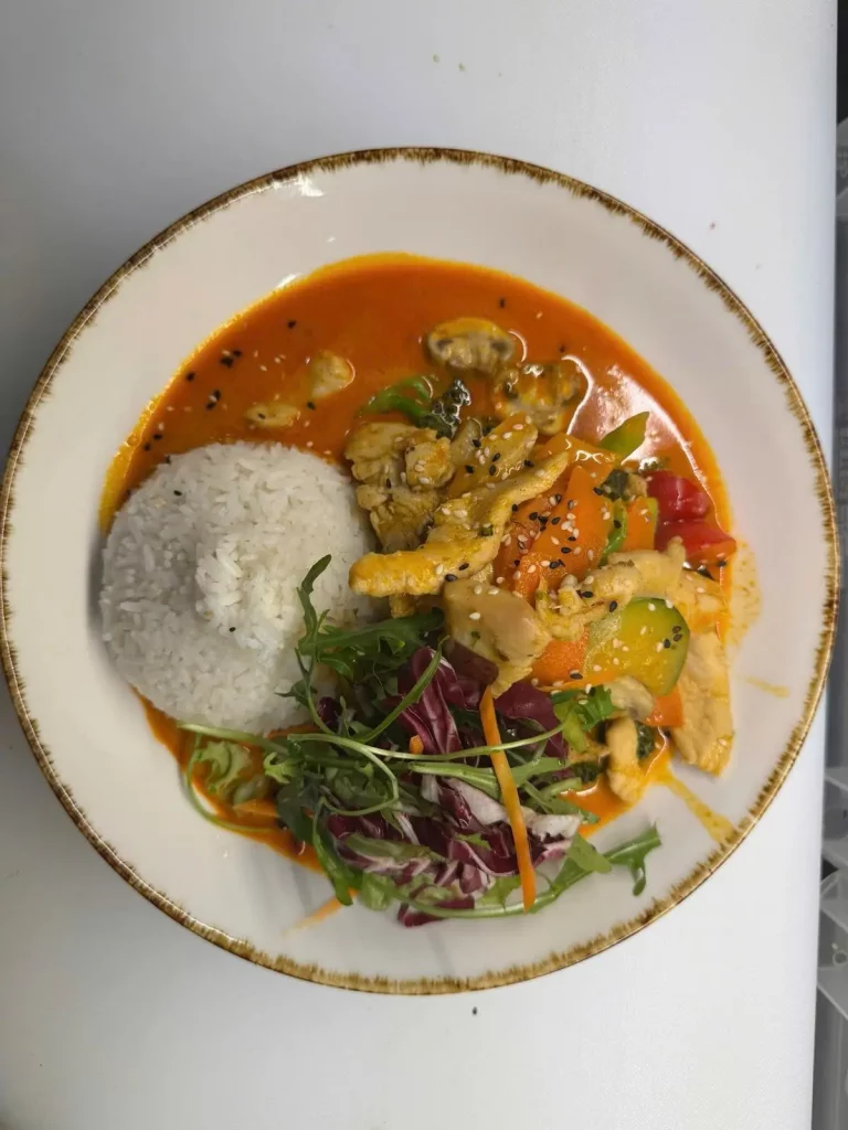 Reis mit asiatischem Curry und frischem Gemüse, serviert im Do Friends Restaurant in Hamburg