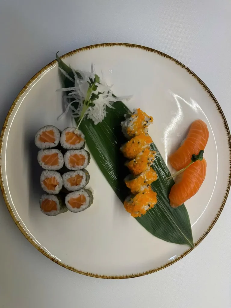 Lachs-Sushi mit Reis und Wasabi, frisch zubereitet bei Do Friends in Hamburg