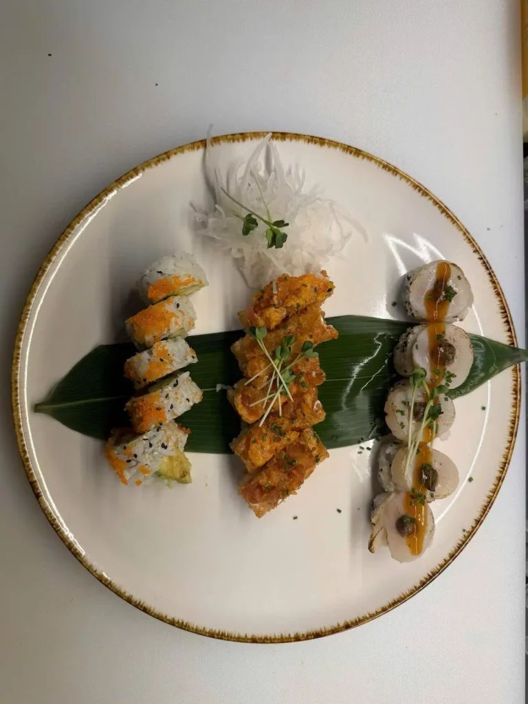 Vielfältige Sushi-Auswahl mit Inside-Out-Rollen, gebackenem Sushi und frischem Gemüse – eine leckere Sushi-Platte bei Do Friends Hamburg