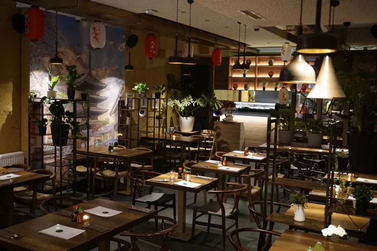Innenansicht des Sushi- und Asian-Cuisine-Restaurants Do Friends in Hamburg