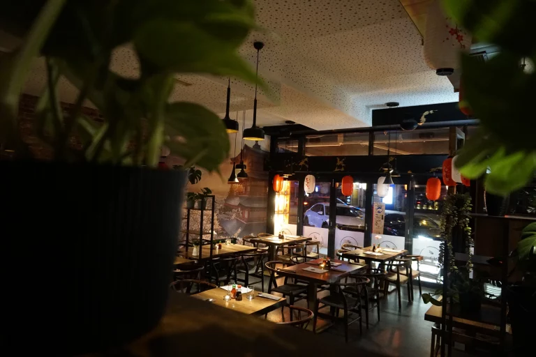 Stimmungsvolles Ambiente im Innenbereich von Do Friends Sushi-Restaurant in Hamburg