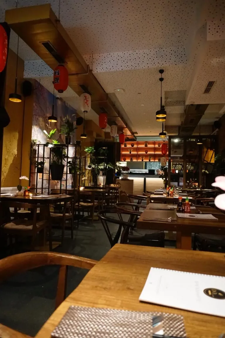 Elegante Tische im Innenraum des Sushi-Restaurants Do Friends in Hamburg