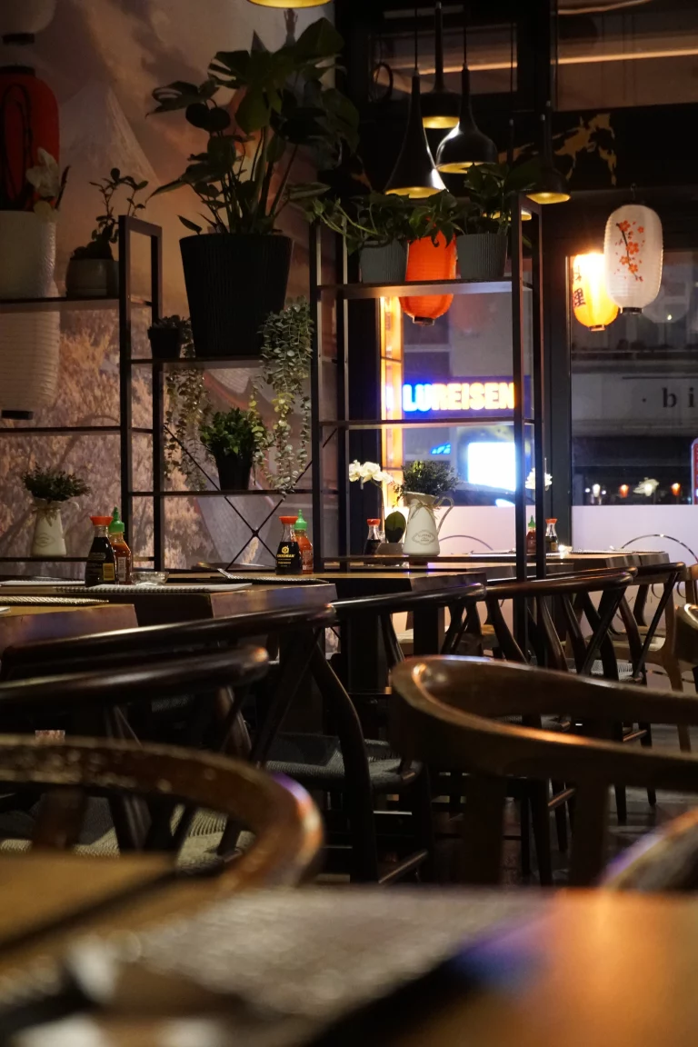 Elegante Tische im Innenraum von Do Friends Sushi-Restaurant in Hamburg